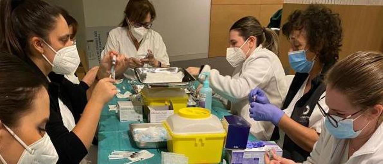 Profesionales preparan dosis de vacunas contra el COVID en el “vacunódromo” de Pontevedra.  // GUSTAVO SANTOS