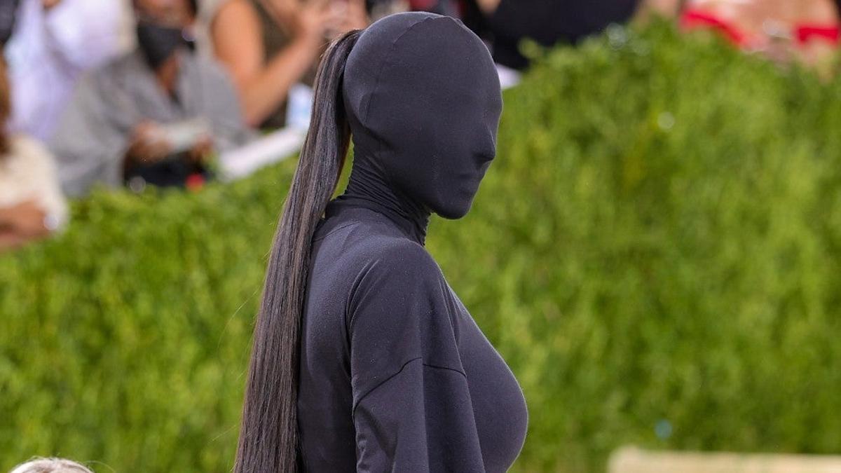 Kim Kardashian con máscara en la Met Gala 2021
