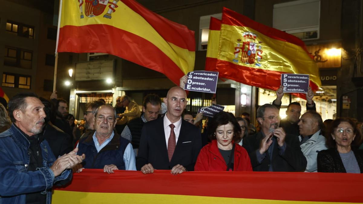 Concentración contra el Gobierno en la sede del PSPV en València