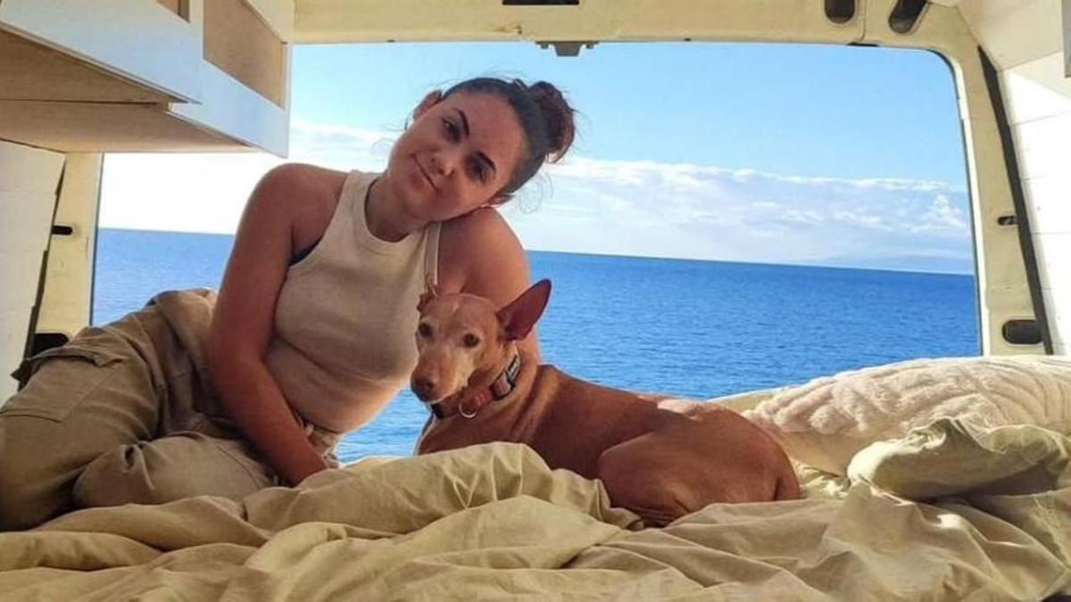 Alba en su furgoneta Camper.