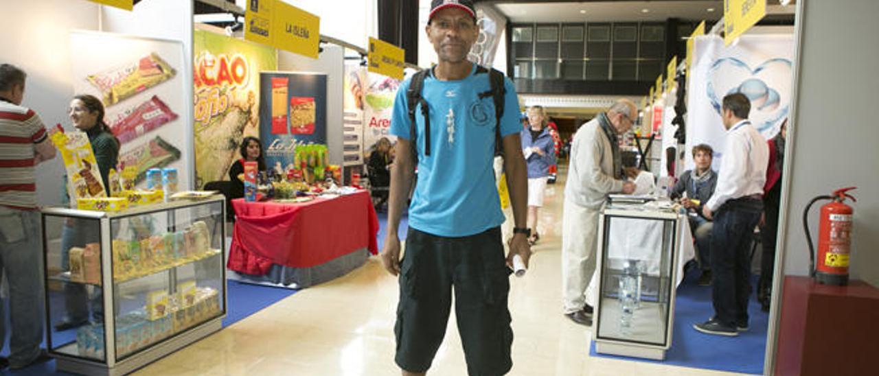 El atleta etíope con pasaporte checo, Mulugeta Serbessa, entre los expositores del Gran Canaria Expodeporte.