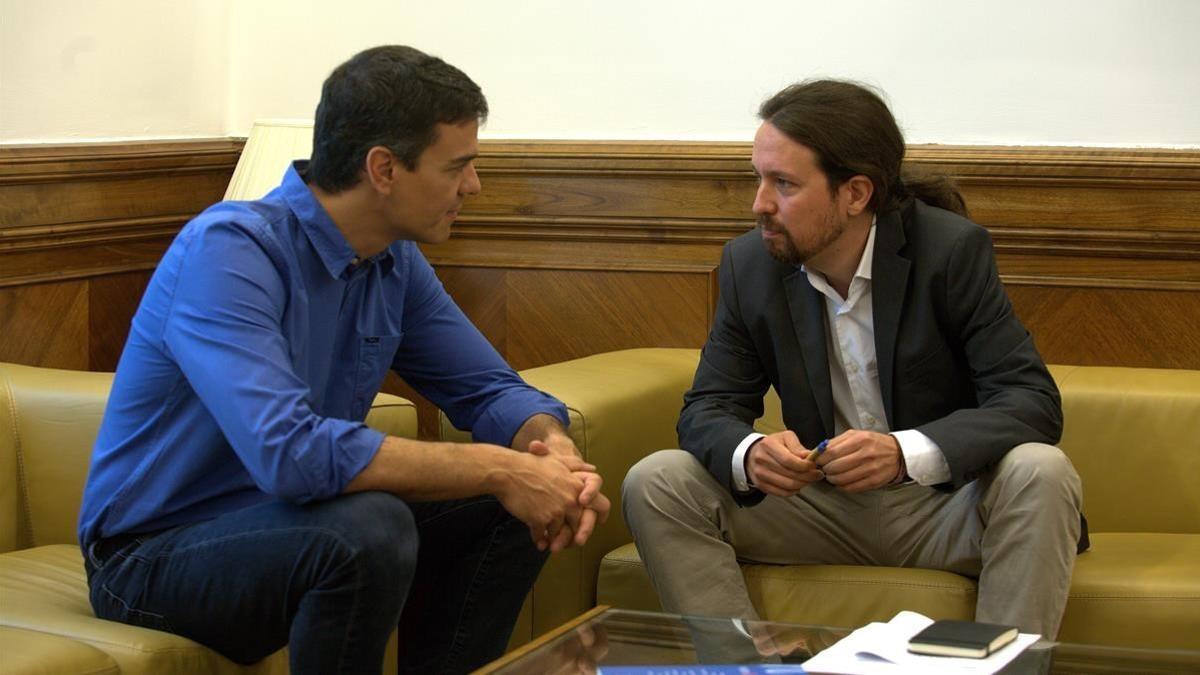 Los líderes del PSOE, Pedro Sánchez, y de Podemos, Pablo Iglesias, durante una reunión en el Congreso, en junio del 2017.