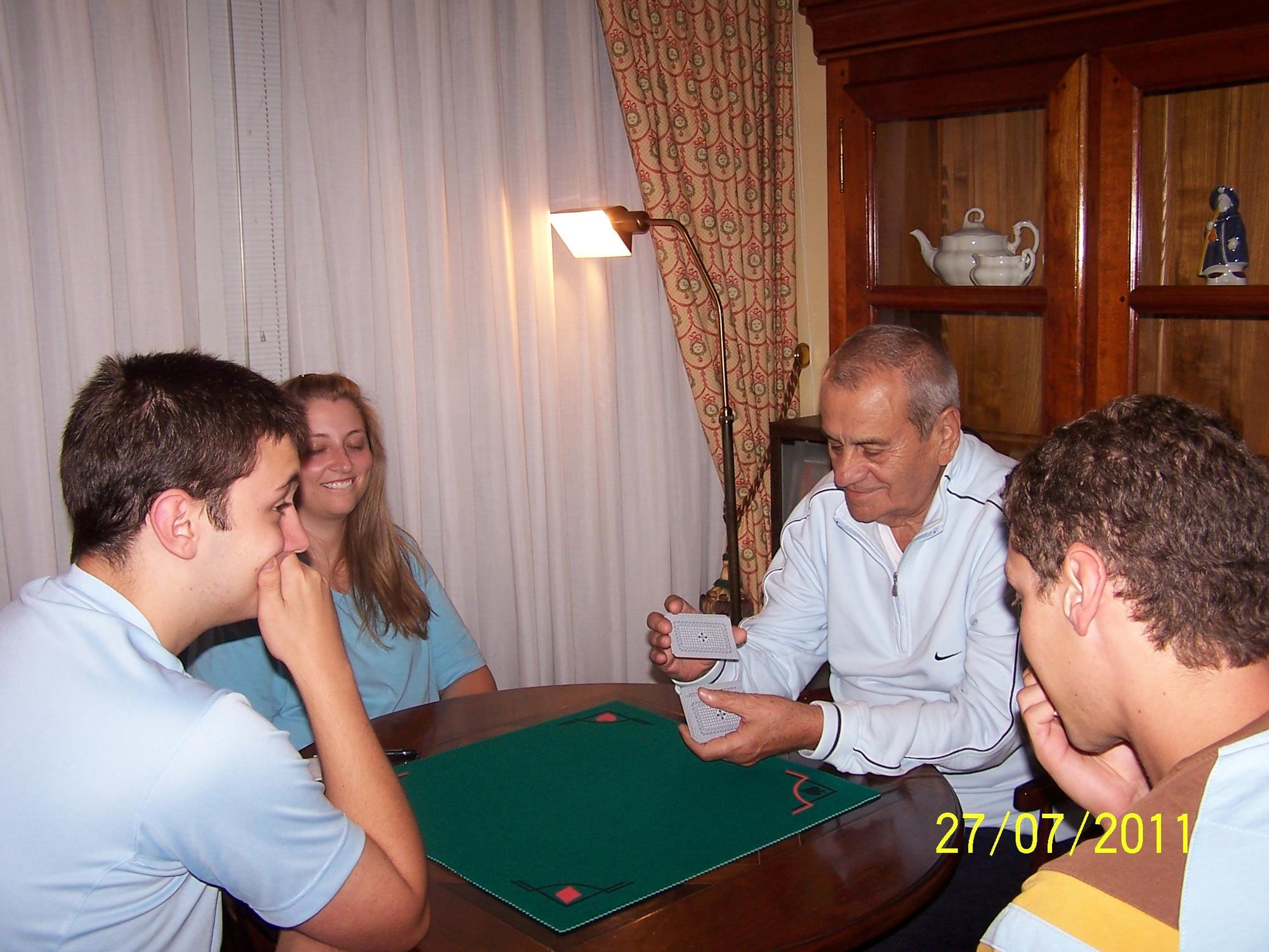 JUGANDO A LAS CARTAS con sus nietos asturianos Santullano 2011.jpg