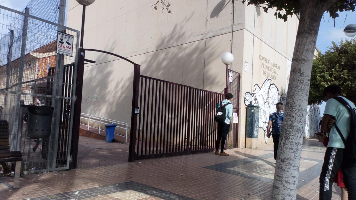 Entrada del Conservatorio de Música de Cartagena que espera una ampliación