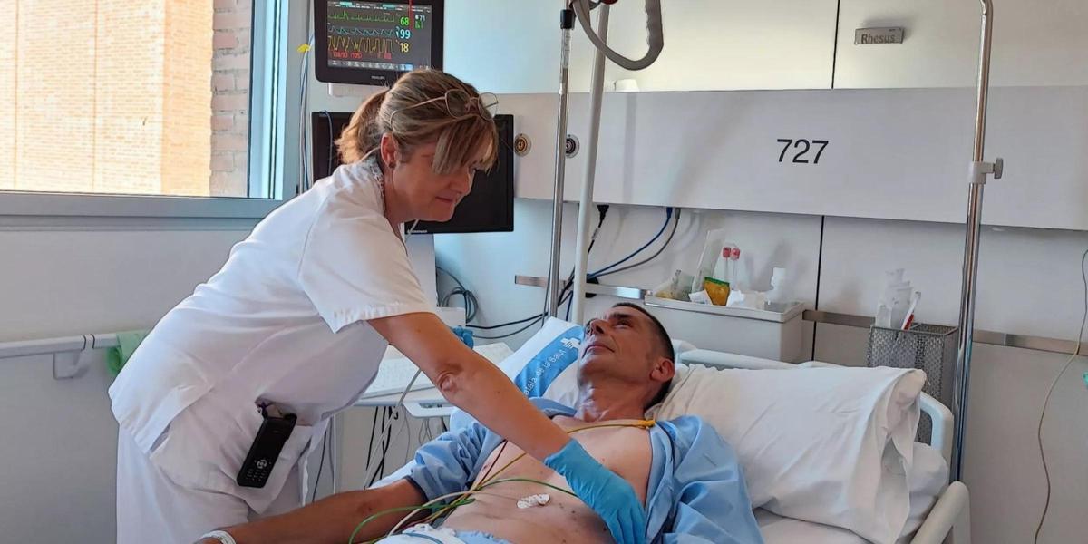 Una professional del Servei de Neurologia del Trueta atén un pacient a la Unitat d'Ictus.