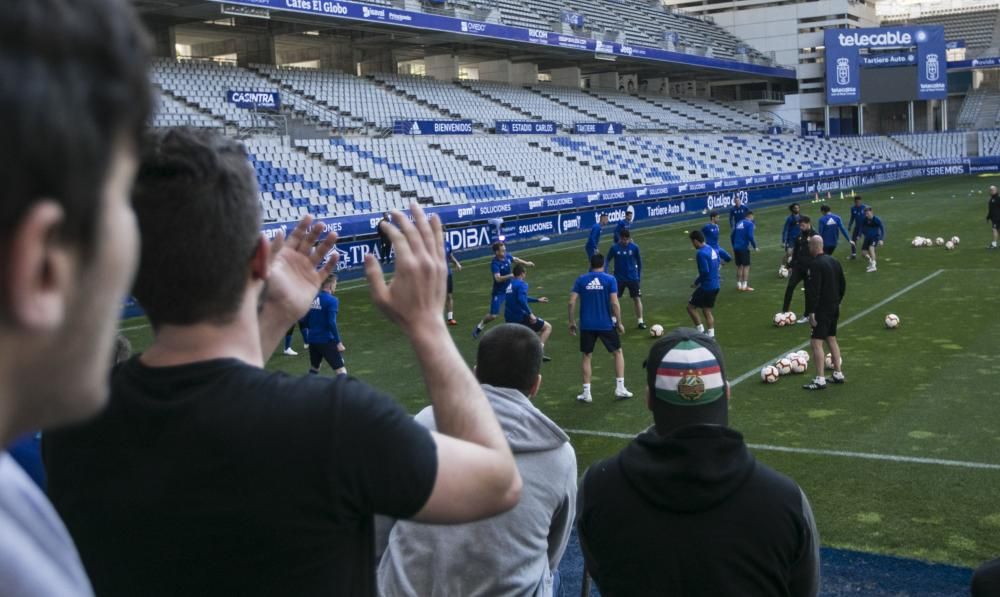 Los oviedistas apoyana a su equipo antes del derbi