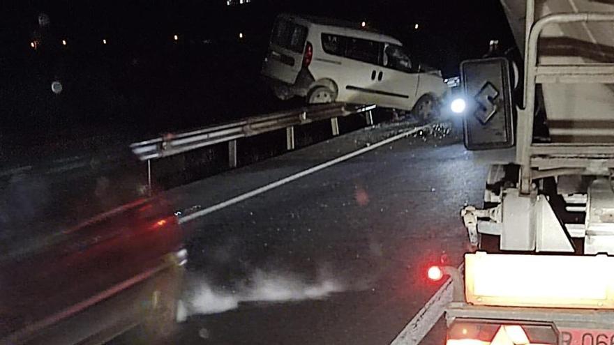 Fallece una persona en un choque frontal de dos vehículos en Puente Genil