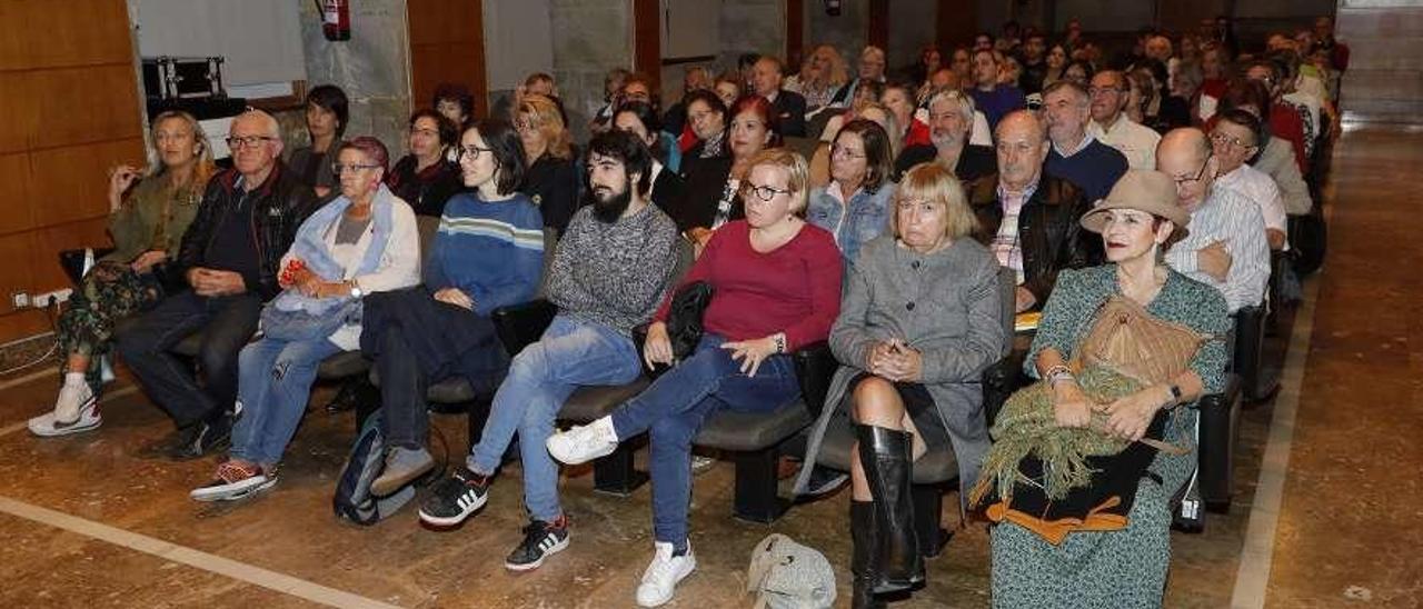 Asistentes á charla coloquio sobre Elisa Marcela, amigas e amantes. // R. Grobas