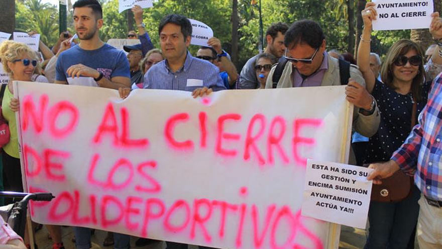 Usuarios y trabajadores protestan este jueves ante el Ayuntamiento.