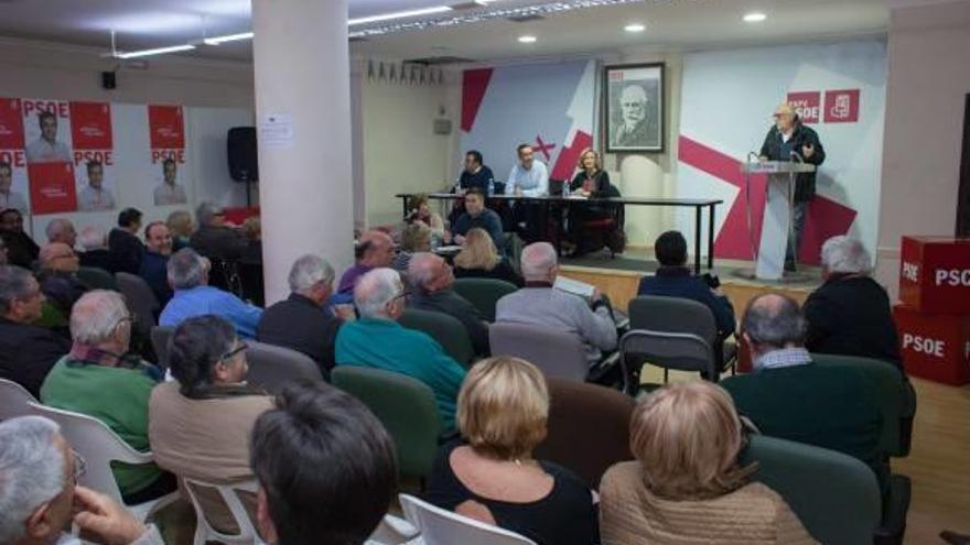 Militantes del  PSOE piden responsabilidades por los censos pero respaldan la gestión