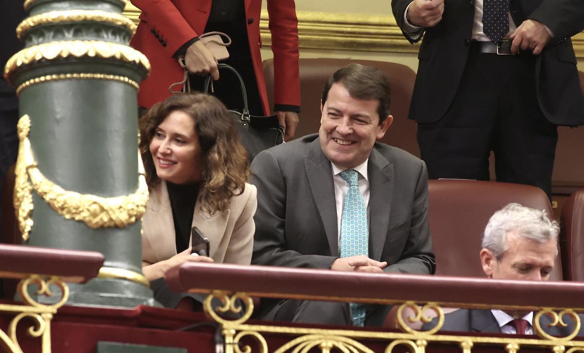 Mañueco junto a la presidenta madrileña, Isabel Díaz Ayuso, en la tribuna del Congreso.