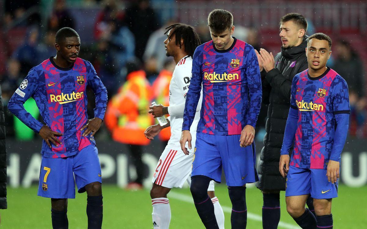 Dembélé, Piqué, Lenglet y Dest, abatidos tras el 0-0 con el Benfica en el Camp Nou.