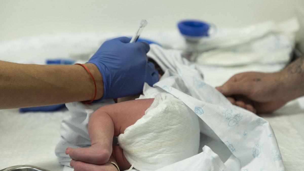 Un recién nacido recibiendo la vacuna en la maternidad de La Fe el pasado día 2 de octubre.