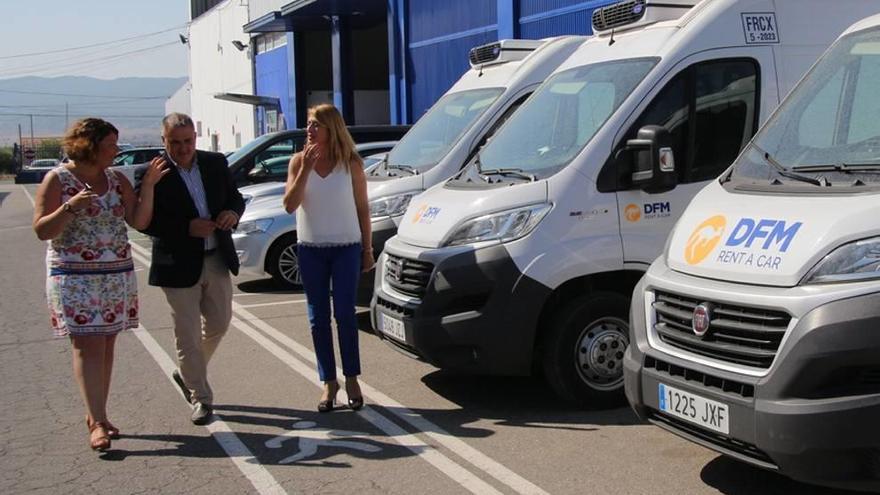 Francisco Abril visitó ayer las instalaciones de DFM Rent a Car.