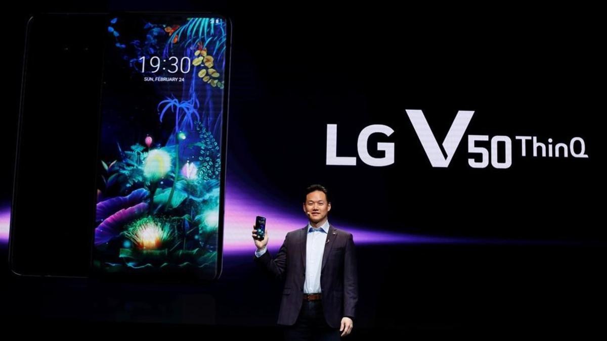 Frank Lee, director de la unidad de móviles de LG en EEUU, muestra el LG V50 en Barcelona.