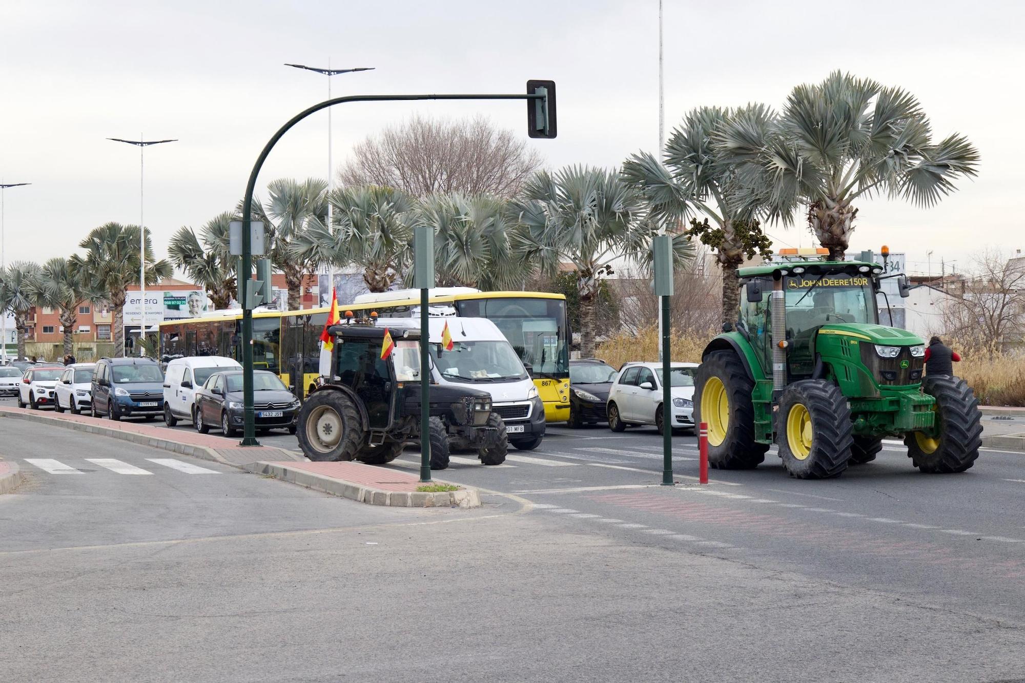 Las imágenes de la protesta de agricultores que ha colapsado el tráfico en Murcia