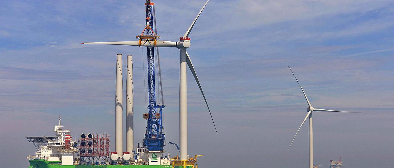 Trabajos de instalación de un aerogenerador en el parque East Anglia One, el mayor parque eólico de Iberdrola en Reino Unido.