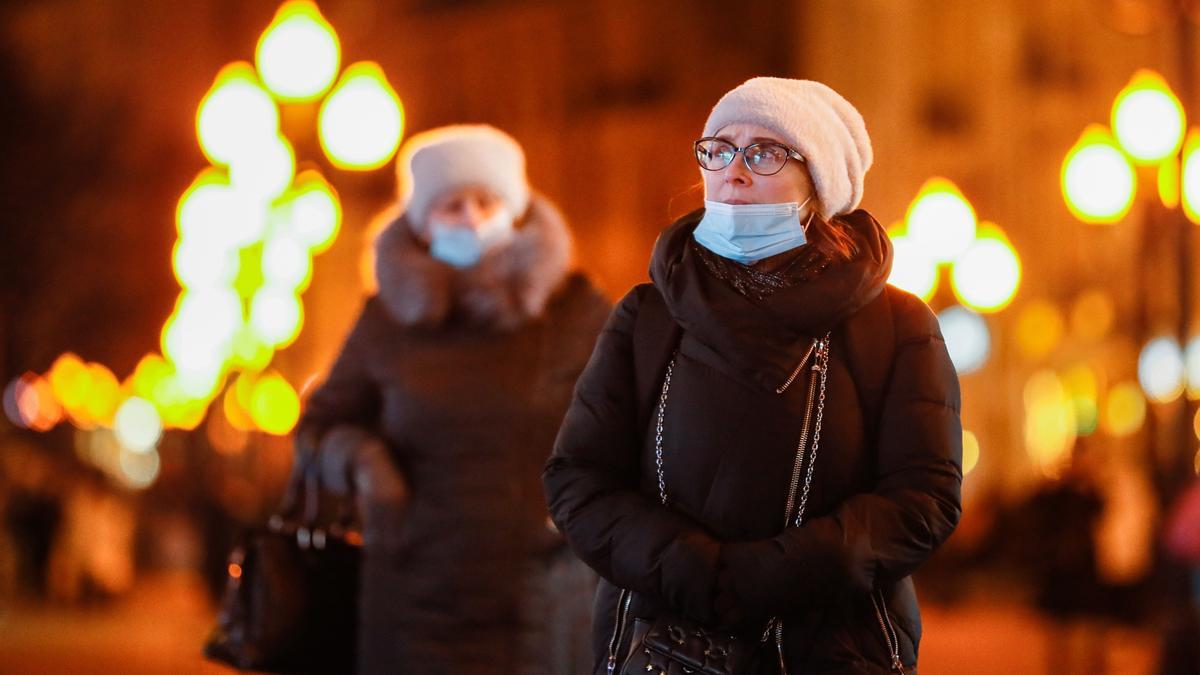 Dos mujeres caminan por el centro de Moscú.