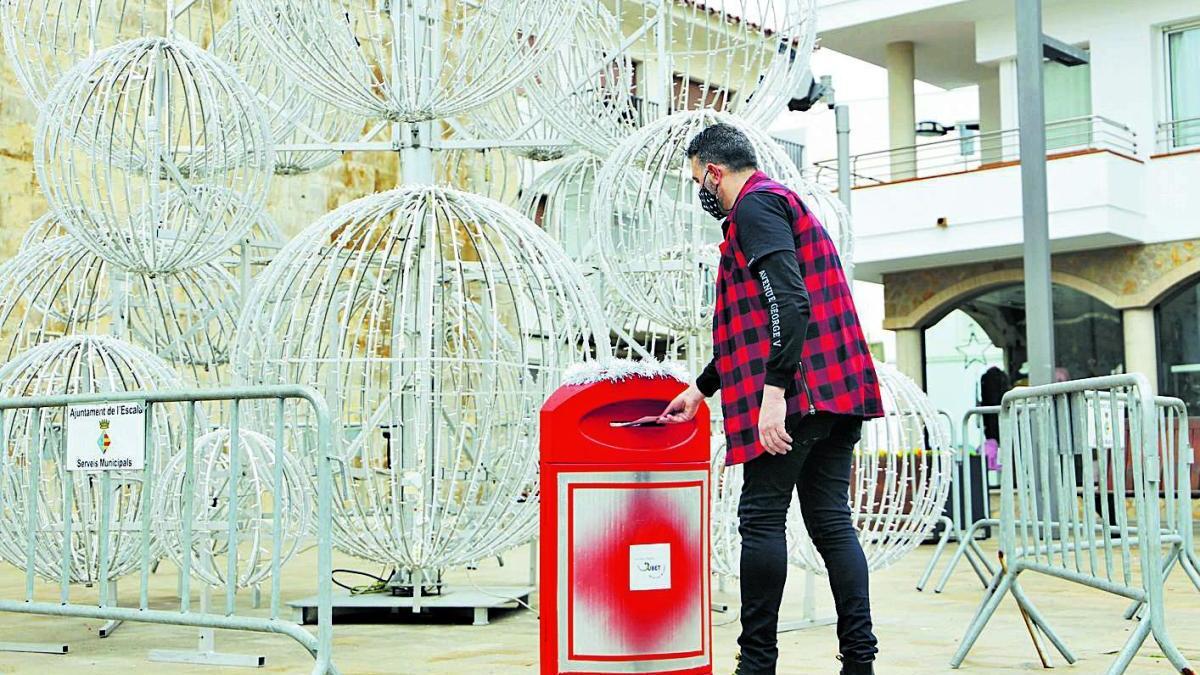 Daniel Espinal, el president de la Ubet, diposita les butlletes a la bústia màgica