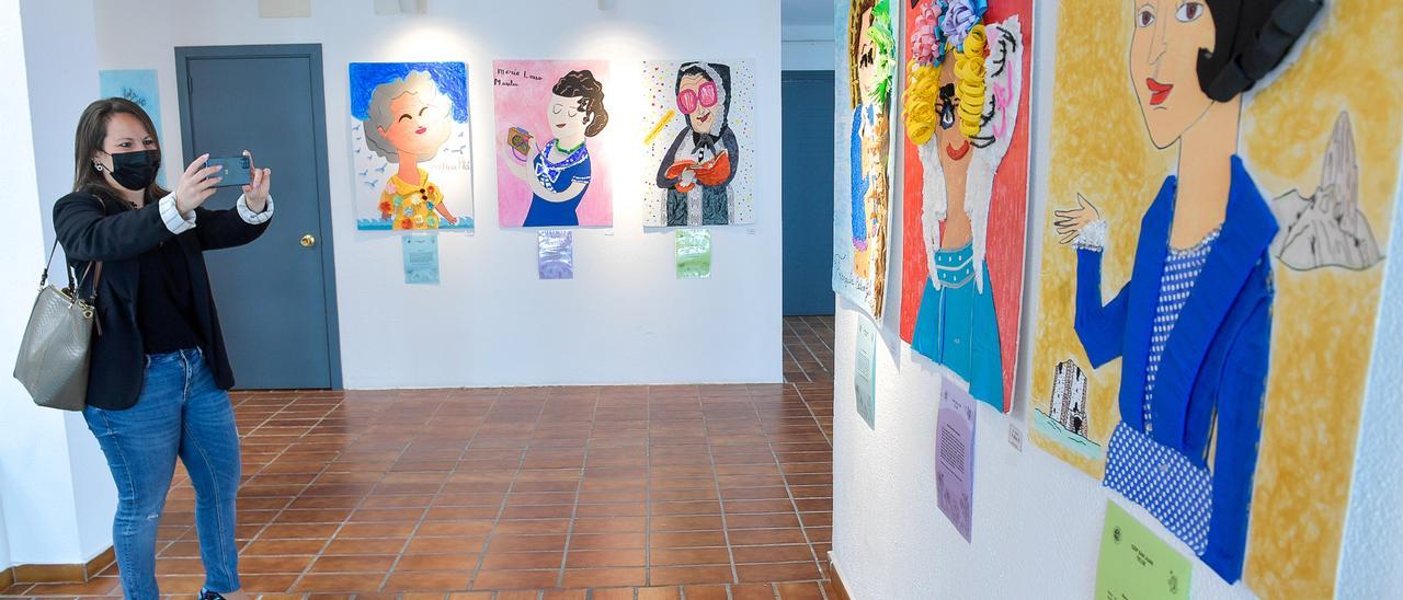 Exposición de retratos de mujeres relevantes, efectuados por alumnos del colegio de San Juan