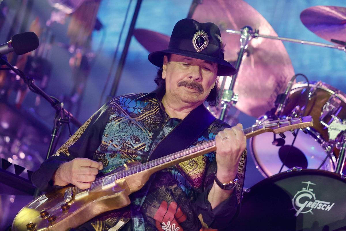El regreso del legendario guitarrista Carlos Santana a València, en imágenes