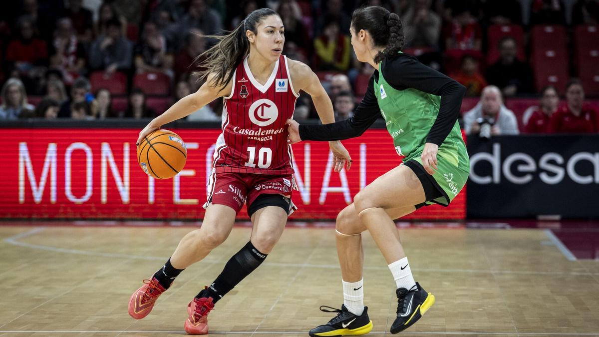 Laia Flores, en el encuentro entre el Casademont Zaragoza y Araski en el Príncipe Felipe.