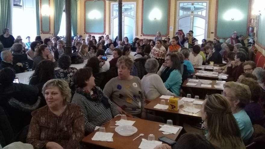 Participantes en el café solidario celebrado el pasado año disfrutan de la convivencia.