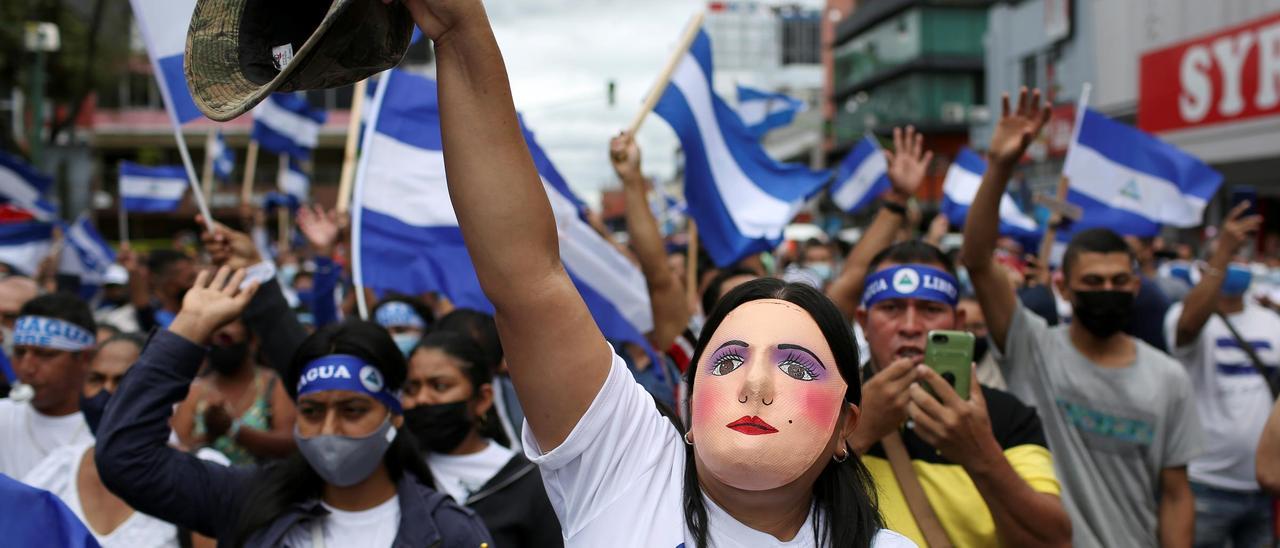 Ciudadanos nicaragüenses protestando en una marcha contra las elecciones de Daniel Ortega.