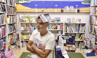 Rafa Gutiérrez, popular librero gijonés: "Presumimos tol día de Gijón y luego moléstanos que venga gente"