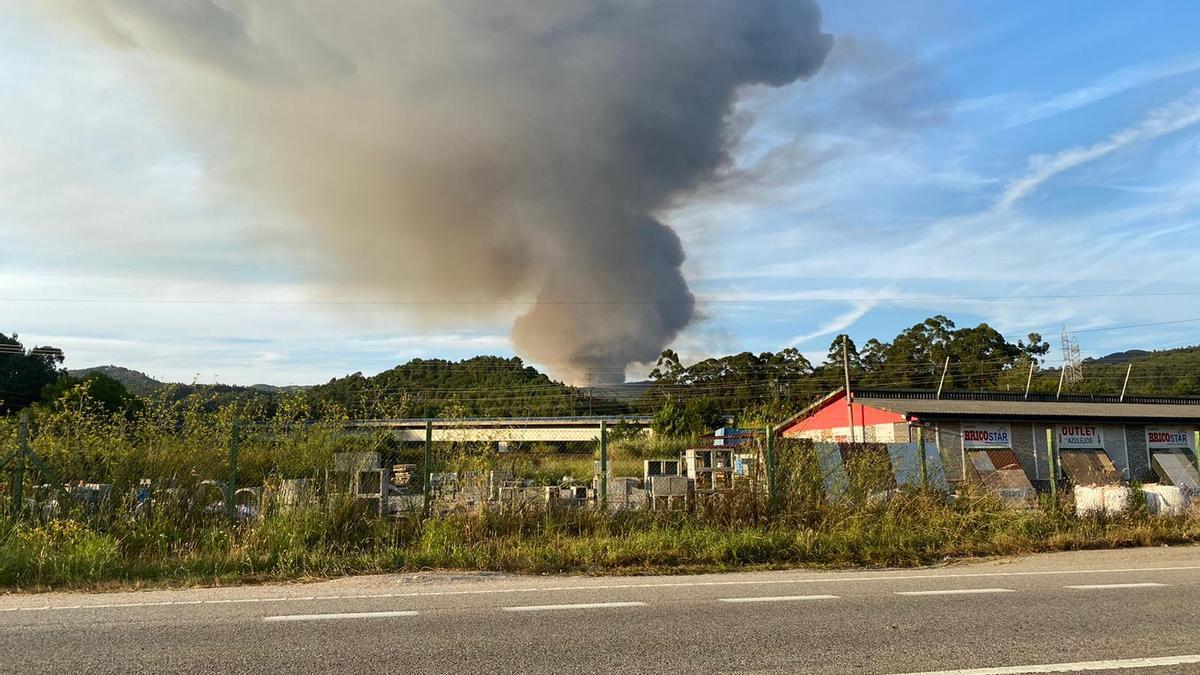 El incendio de Pontesampaio tiñe de gris el cielo de la ría de Vigo