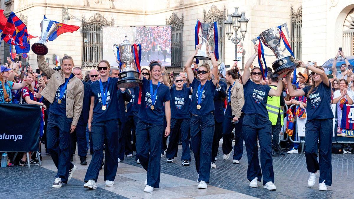 ¡El Barça femenino ya está en Barcelona con todos los títulos! Laporta, uno más en la fiesta azulgrana