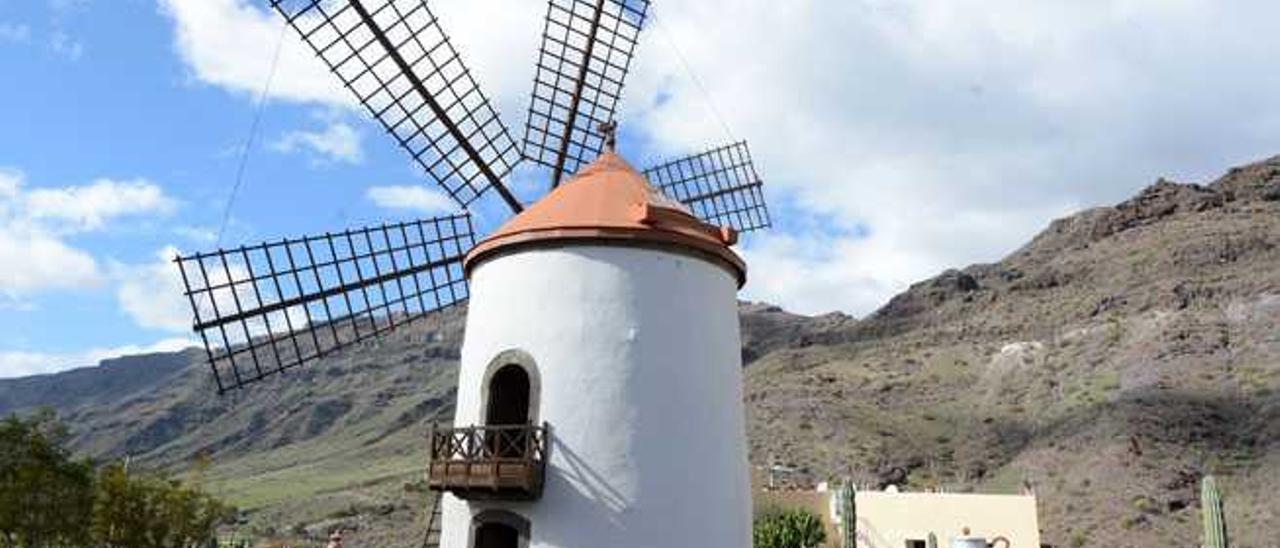 Molino de viento que continúa en pie en la carretera general de Mogán.