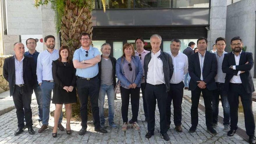 Imagen de familia de alcaldes y ediles que forman parte de la corporación de la Mancomunidade. // N. P.