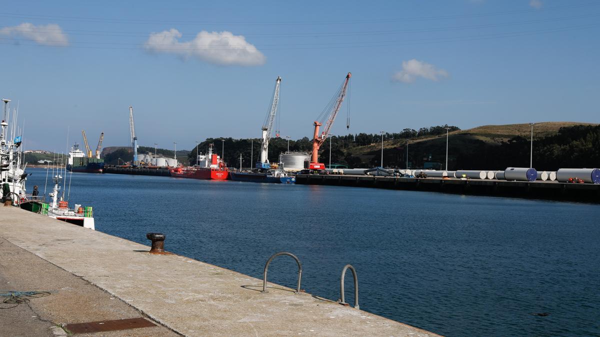 Muelle de Valliniello, en el puerto de Avilés.