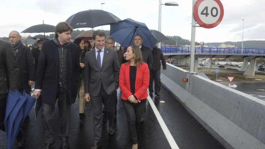 El alcalde, Carlos Calvelo; el presidente de la Xunta, Alberto Núñez Feijóo; y la conselleira Ethel Vázquez.