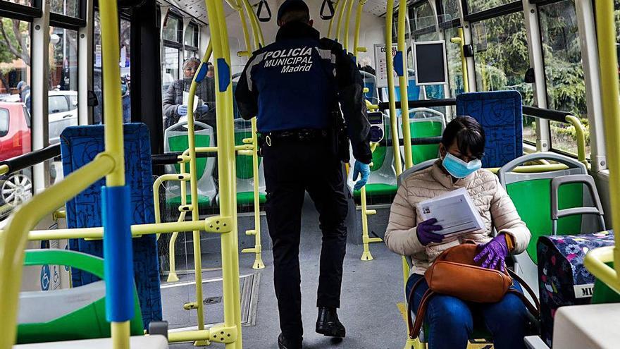 Un policia local fa un control a l&#039;interior d&#039;un autobús a Madrid