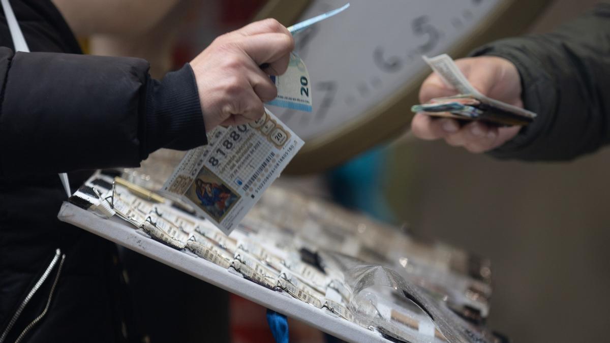 Una persona compra Lotería de Navidad en Madrid el pasado día 9.