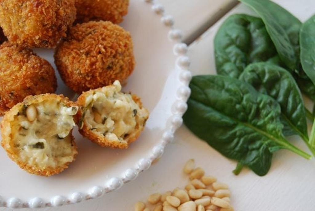 Croquetas de espinacas y piñones en Pepe & Cro.