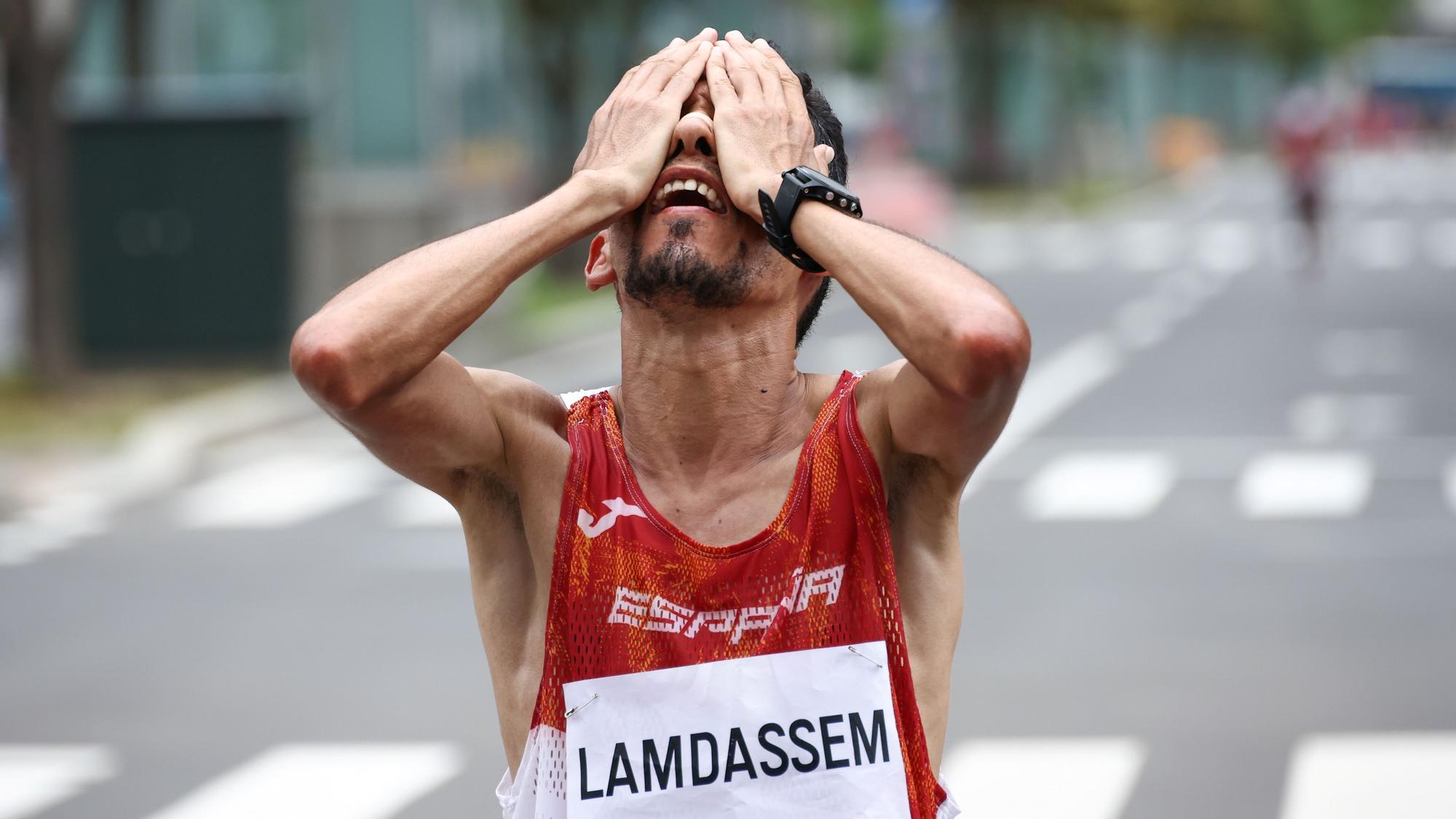 Lamdassem se lleva las manos a la cabeza durante un momento de la carrera