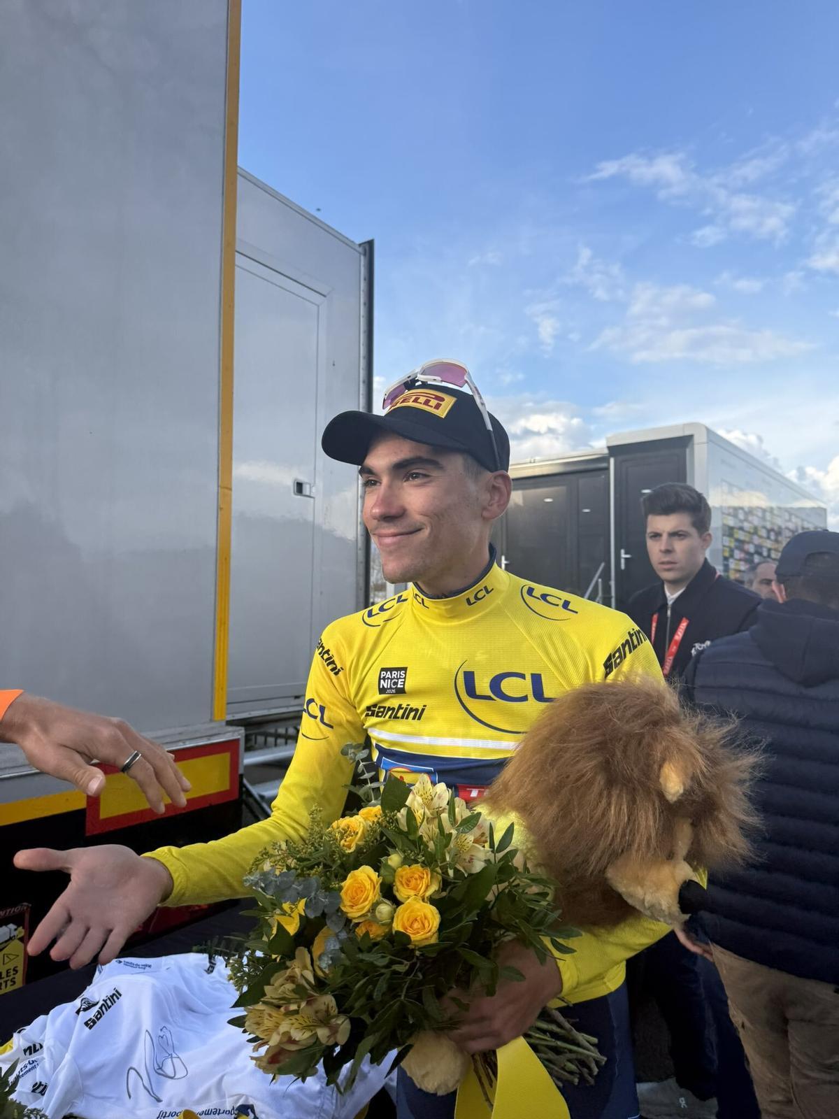 Ayuso posa con el maillot amarillo tras la contrarreloj por equipos.