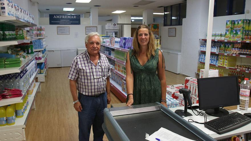 Fernando Gutiérrez, junto a Sonia Luque, de Amfremar, en el economato que gestiona la ONG, en una foto de junio del año pasado.