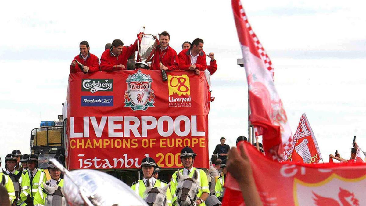 Los jugadores del Liverpool celebran la conquista de la Champions 2004/05