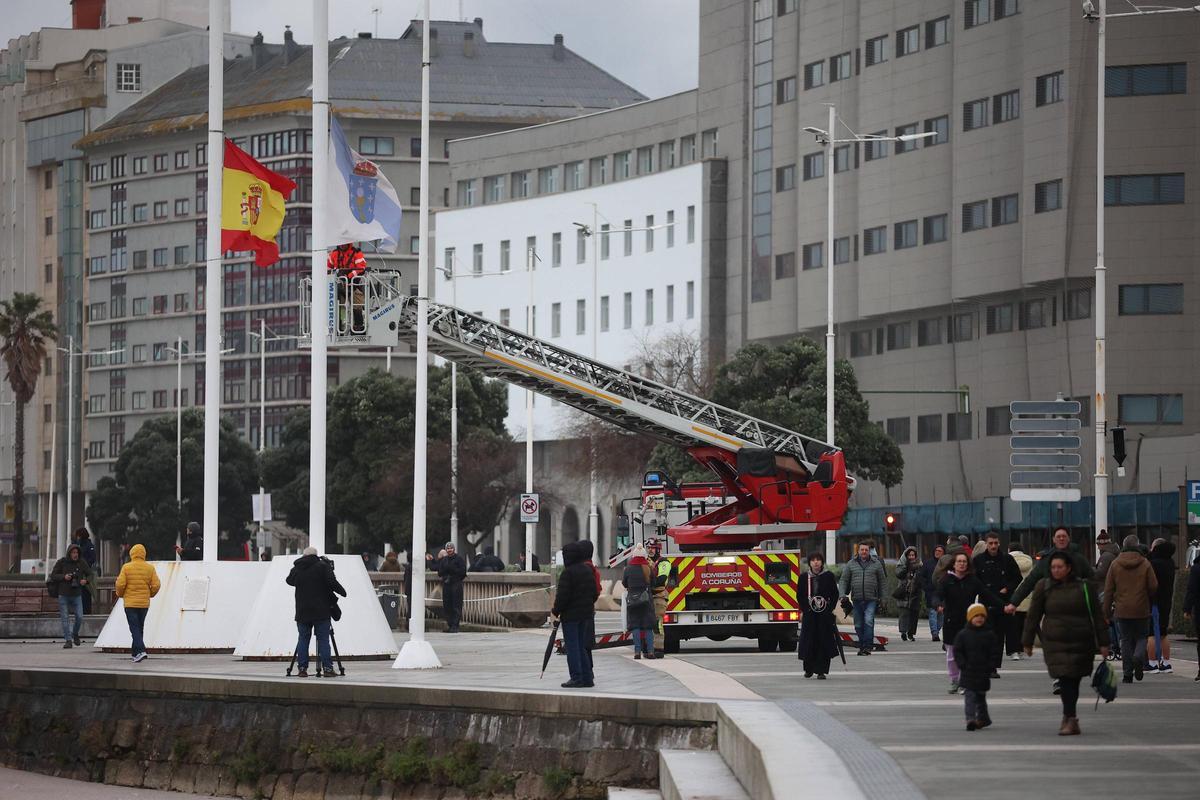 Izado de las banderas en la coraza del paseo marítimo