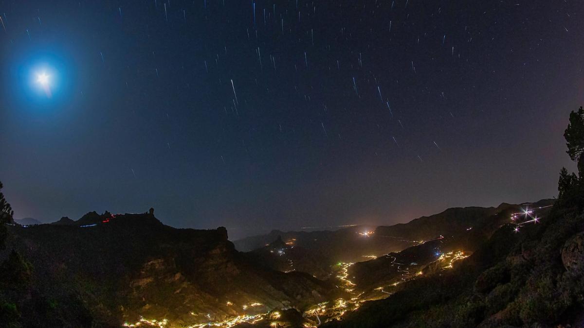 Trazos de estrellas captados en 250 fotos disparadas durante una hora desde Tejeda.