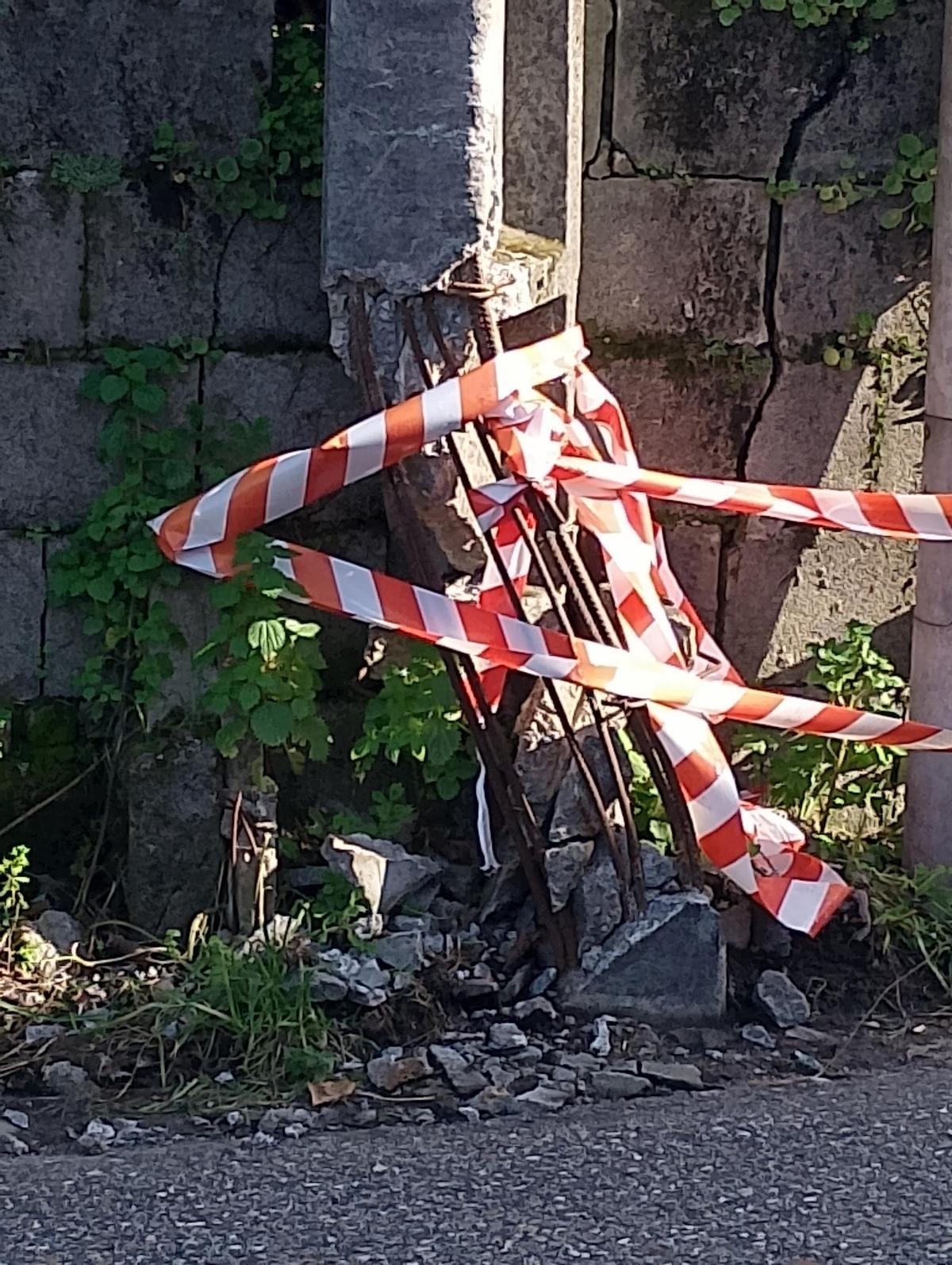 Detalle de la base del poste de hormigón.