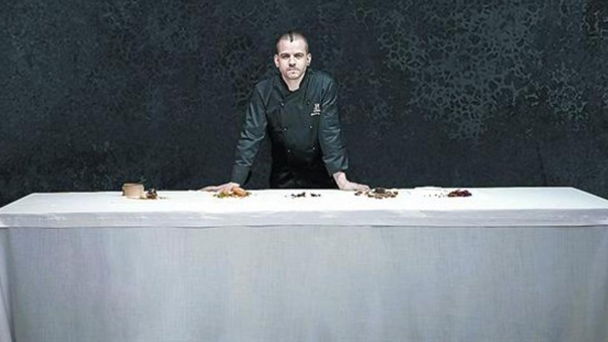 David Muñoz 8El prestigioso chef, ante la mesa en la que presenta su versión de la Última Cena.