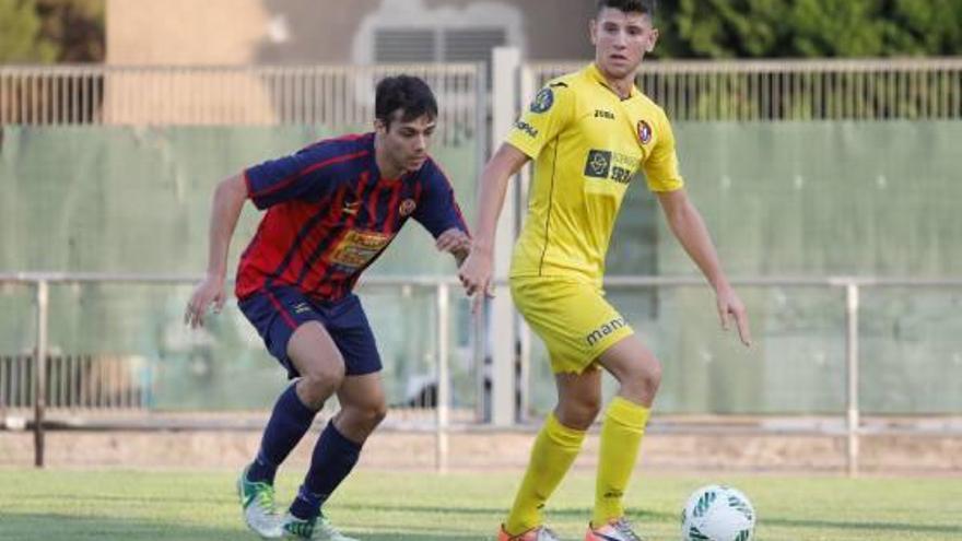 Un dels nouvinguts a l&#039;Olot, Alberto Toril, en acció al camp de l&#039;Escala.