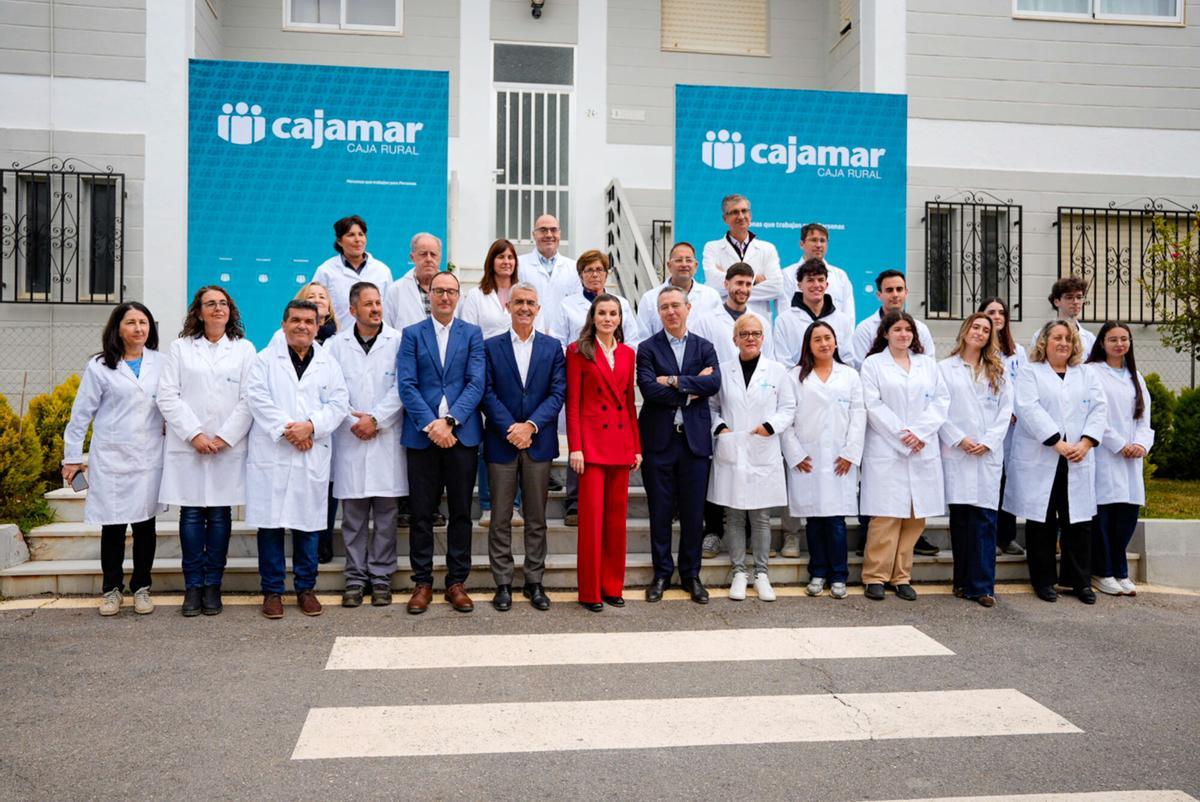 La Reina Letizia  preside la foto de familia en la visita por el 50 aniversario de la Estación Experimental Cajamar Las Palmerillas. A 10 de marzo de 2026 en El Elejido, Almería (Andalucía, España). La Reina Letizia ha visitado la Estación Experimental Cajamar Las Palmerillas con motivo de su 50 aniversario. El acto contó con la presencia del presidente de la Diputación Provincial de Almería, José Antonio García Alcaina, junto a otras autoridades y representantes de Cajamar. Durante la visita se destacaron los avances en innovación agrícola, sostenibilidad y biotecnología del centro. 10 MARZO 2026 Marian León / Europa Press 10/03/2026. Reina Letizia;;Marian León;category_code_new;