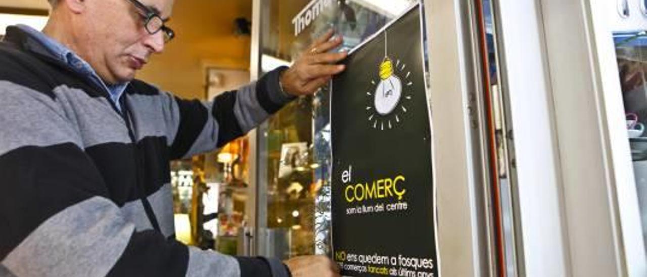 Alcentro ha colocado carteles en los comercios para denunciar la situación.