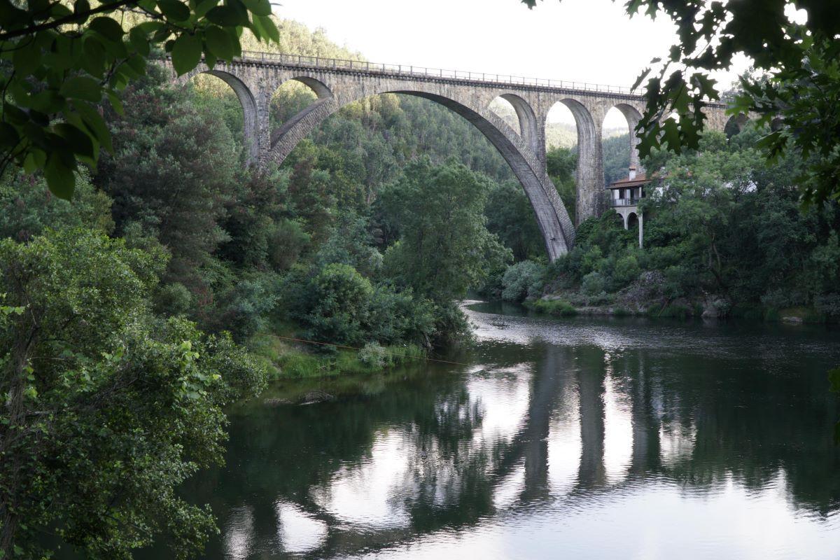 El puente Poço de São Tiago es una monumental obra de ingeniería con 165 metros de longitud, su arco central de 55 metros y 28 metros de alto.